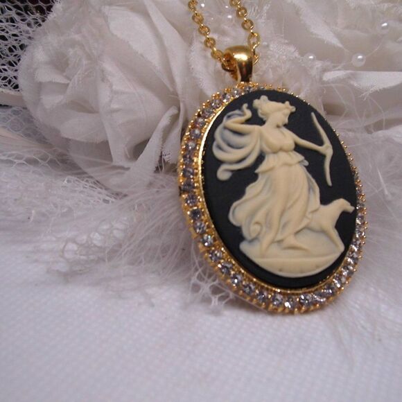 Valentine’s wife wedding GOLD Artemis Aphrodite Renaissance Locket Pendant new - Picture 3 of 4